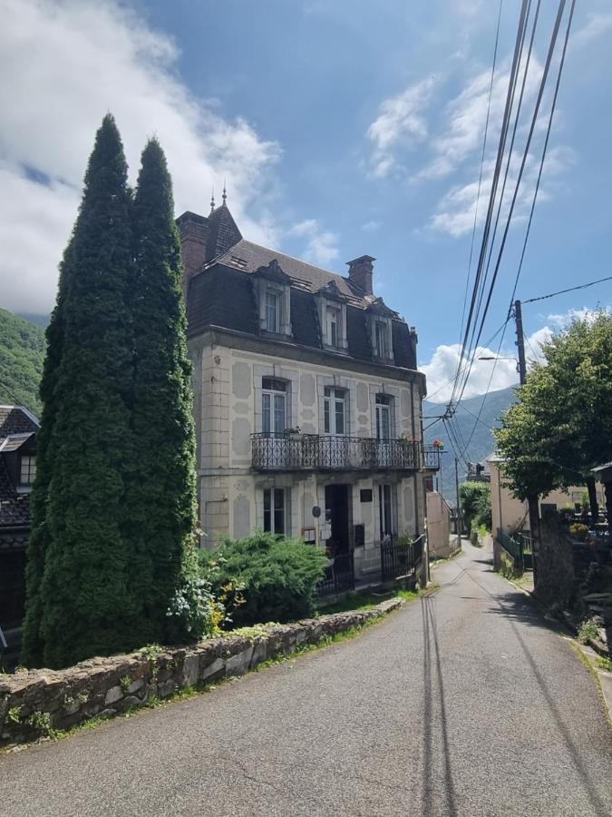 Auberge Du Crabere Melles Exterior photo