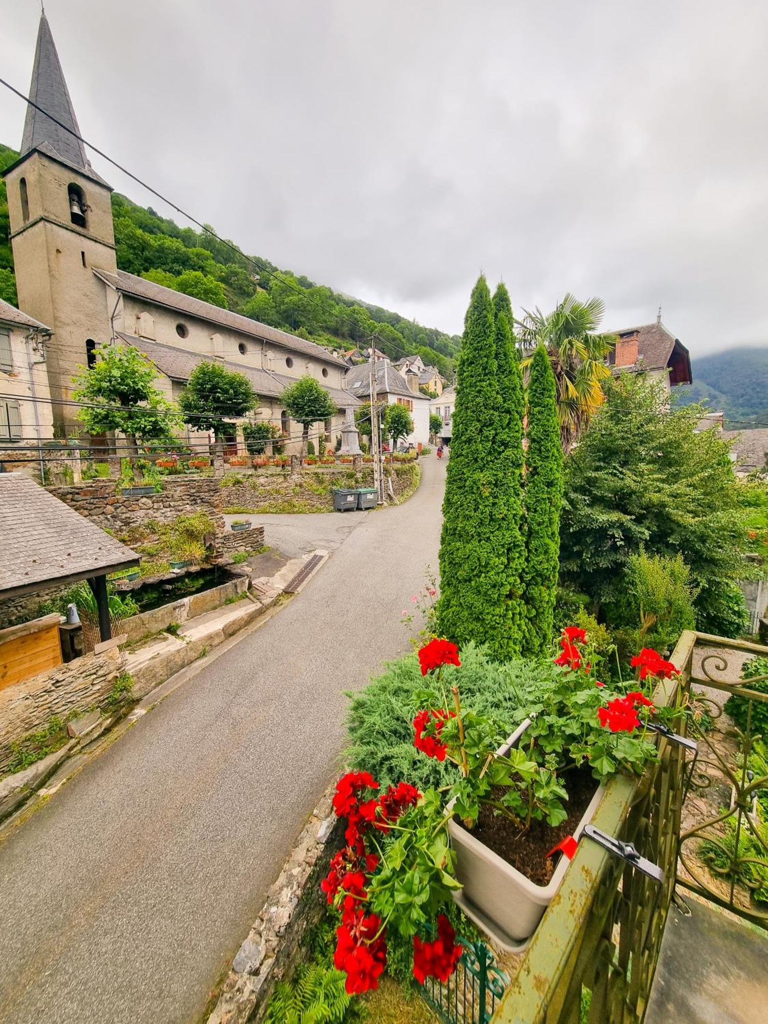 Auberge Du Crabere Melles Exterior photo