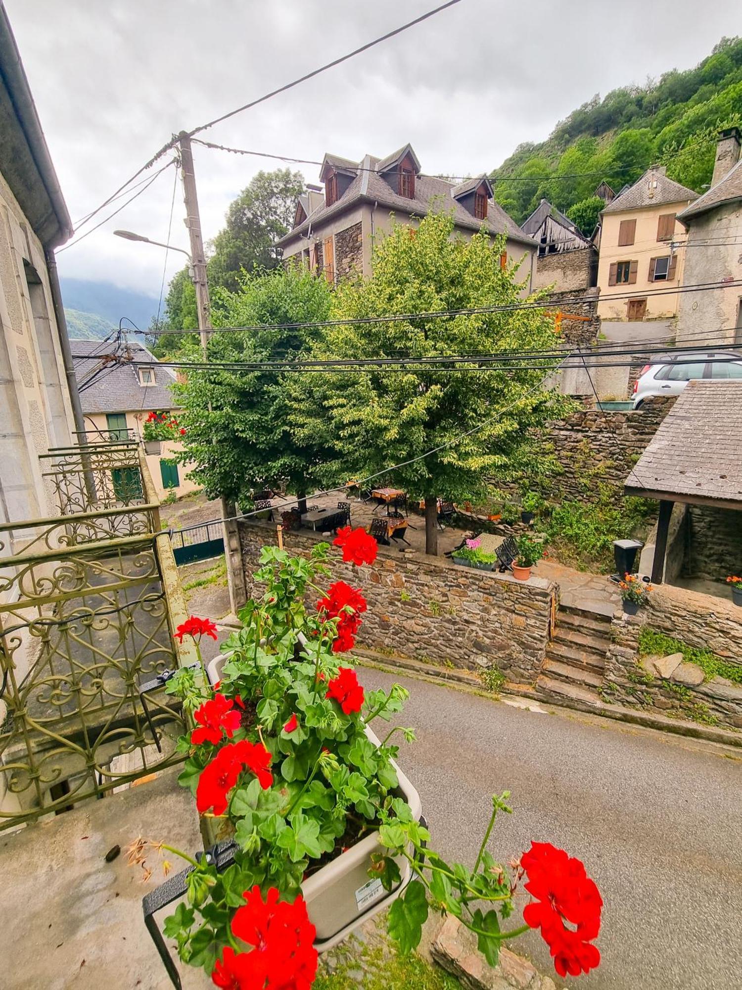 Auberge Du Crabere Melles Exterior photo